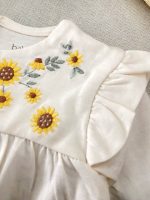 بلوز آستین بلند دخترانه سرشانه چیندار طرح گل آفتابگردون برند C&A - Image 2