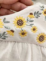 بلوز آستین بلند دخترانه سرشانه چیندار طرح گل آفتابگردون برند C&A - Image 3