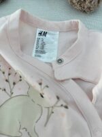 سرهمی صورتی ملیح طرح خرگوش اورجینال برند H&M (1-2 ماه) - Image 2
