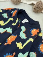 سرهمی زیپی اورجینال برند H&M (1-2 ماه) طرح دایناسور زمینه سورمه ای - Image 3