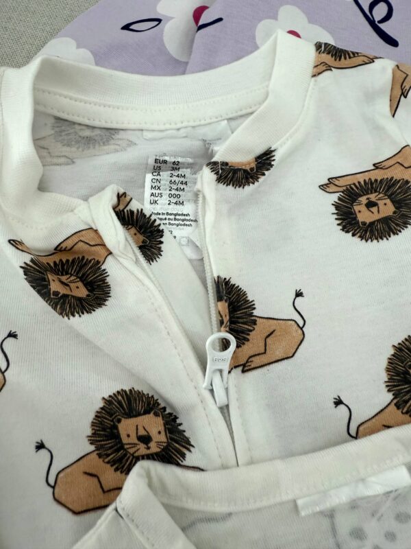 سرهمی زیپی طرح شیر اورجینال برند H&M - Image 3