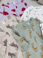 سرهمی زمینه یاسی طرح قلب اورجینال برند H&M (1-2 ماه و 4-6 ماه ) - Image 4