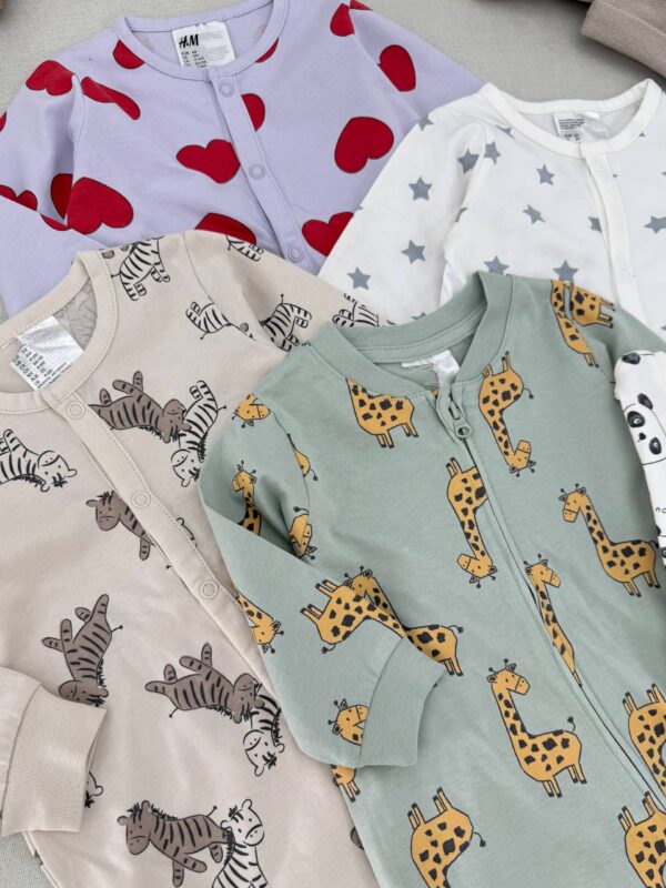 سرهمی زمینه یاسی طرح قلب اورجینال برند H&M (1-2 ماه و 4-6 ماه ) - Image 4