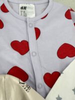 سرهمی زمینه یاسی طرح قلب اورجینال برند H&M (1-2 ماه و 4-6 ماه ) - Image 2