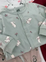 سرهمی بدون جوراب برند H&M زمینه سبز خرگوشی (نوزادی تا 2ماه) - Image 2