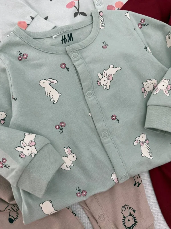 سرهمی بدون جوراب برند H&M زمینه سبز خرگوشی (0-1 ماه) - Image 2
