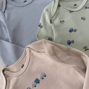 بادی نوزادی H&M آستین بلند نخ پنبه با طرح ماشین و رنگ‌های آبی، سبز و کرم