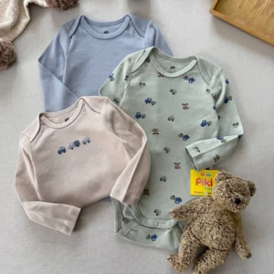 ست بادی نوزادی H&M آستین بلند طرح ماشین در رنگ‌های آبی، سبز و کرم همراه عروسک پیکی بای