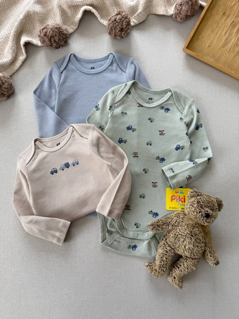 ست بادی نوزادی H&M آستین بلند طرح ماشین در رنگ‌های آبی، سبز و کرم همراه عروسک پیکی بای