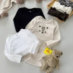 ست بادی نوزادی H&M شامل مدل طرح‌دار هاپو، مشکی و سفید، نخ پنبه ضدحساسیت