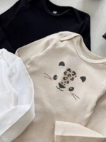 بادی نوزادی آستین بلند H&M با طرح صورت حیوان (هاپو) و رنگ کرم