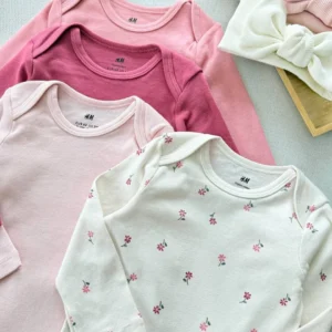 نمای نزدیک بادی نوزادی H&M دخترانه صورتی و گل‌دار