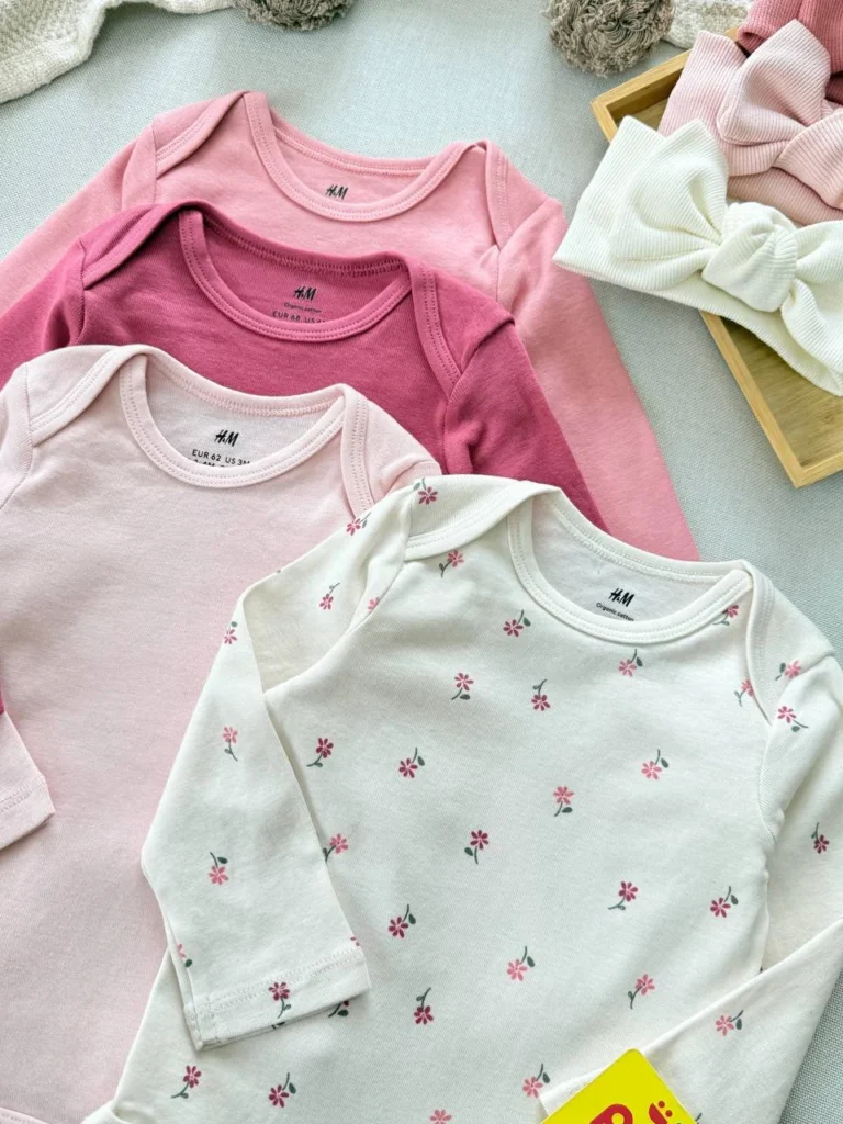 نمای نزدیک بادی نوزادی H&M دخترانه صورتی و گل‌دار