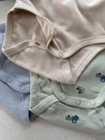 جزئیات دکمه فشاری بادی نوزادی H&M آستین بلند نخ پنبه در رنگ‌های آبی، سبز و کرم