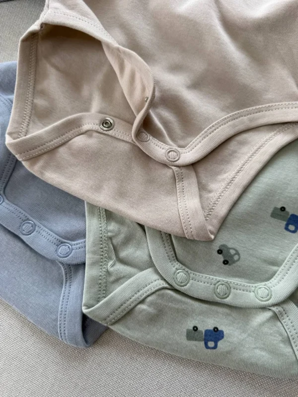 جزئیات دکمه فشاری بادی نوزادی H&M آستین بلند نخ پنبه در رنگ‌های آبی، سبز و کرم
