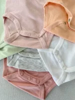 دکمه‌های فشاری قسمت فاق بادی نوزادی H&M برای تعویض راحت پوشک