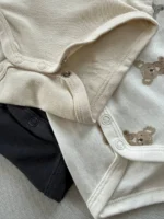نمای نزدیک دکمه فشاری بادی نوزادی H&M نخ پنبه