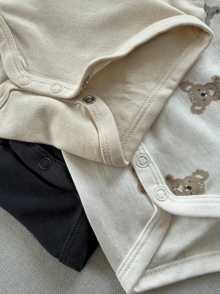 نمای نزدیک دکمه فشاری بادی نوزادی H&M نخ پنبه