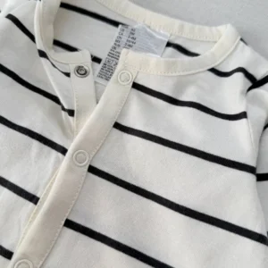 دکمه فشاری سرهمی جوراب‌دار نوزادی H&M طرح راه‌راه شیری