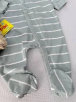 جزئیات پارچه و دکمه سرهمی جوراب‌دار نوزادی H&M طرح راه‌راه سبز