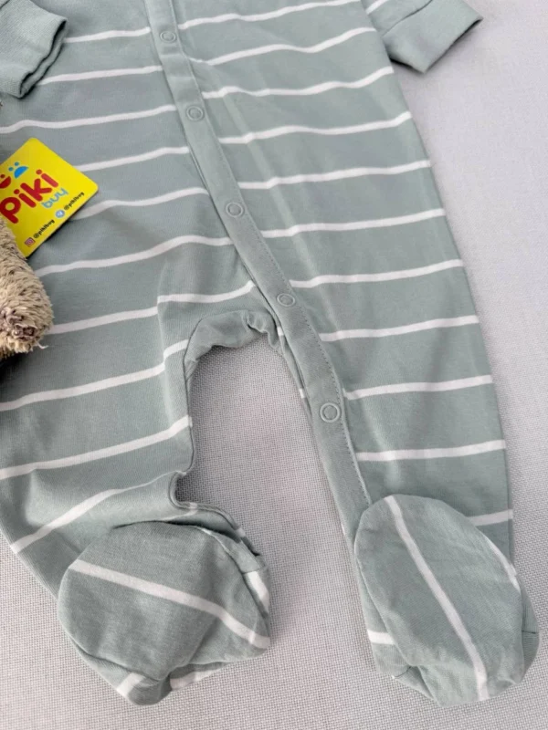 جزئیات پارچه و دکمه سرهمی جوراب‌دار نوزادی H&M طرح راه‌راه سبز
