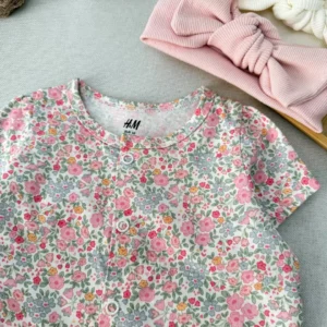 لیبل برند H&M و سایز رامپر نوزادی گل‌دار به همراه هدبند ست