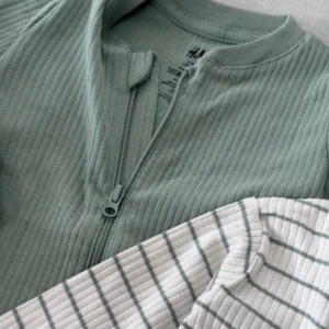 مارک H&M و محافظ زیپ یقه در سرهمی نوزادی کبریتی رنگ سبز ساجی