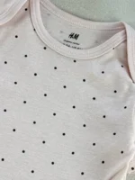 بادی آستین کوتاه برند H&M زمینه صورتی خالدار 6-9 ماه - Image 2