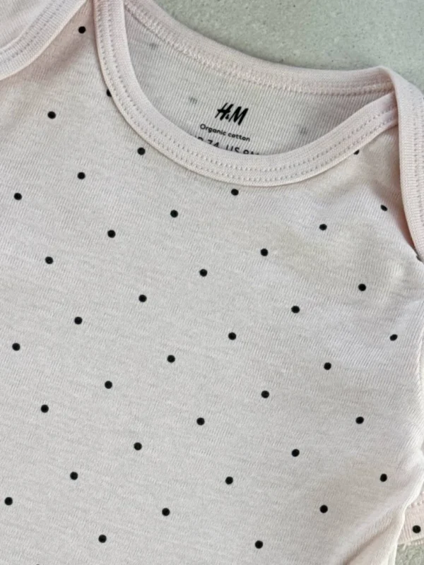 بادی آستین کوتاه برند H&M زمینه صورتی خالدار 6-9 ماه - Image 2