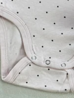 بادی آستین کوتاه برند H&M زمینه صورتی خالدار 6-9 ماه - Image 3