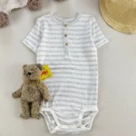 بادی آستین کوتاه برند H&M رنگ شیری  راه راه طوسی یقه گرد 3 دکمه
