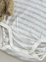 بادی آستین کوتاه برند H&M رنگ شیری  راه راه طوسی یقه گرد 3 دکمه - Image 2