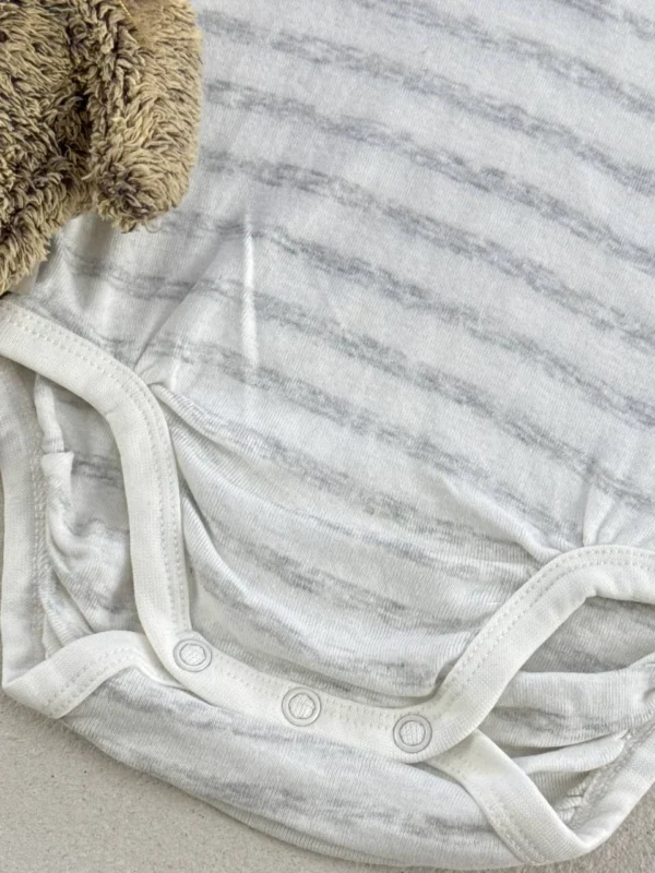 بادی آستین کوتاه برند H&M رنگ شیری  راه راه طوسی یقه گرد 3 دکمه - Image 2