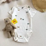 بادی آستین کوتاه برند H&M رنگ شیری با طرح لاک پشت 6تا9 ماه