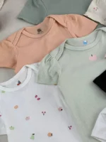 لوگوی اورجینال برند H&M و برچسب پنبه ارگانیک روی بادی نوزادی دخترانه مشکی، سفید و صورتی