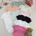 مجموعه کامل بادی نوزادی دخترانه H&M با سرشانه چیندار در ۹ رنگ همراه با هدبند پاپیونی و عروسک خرس