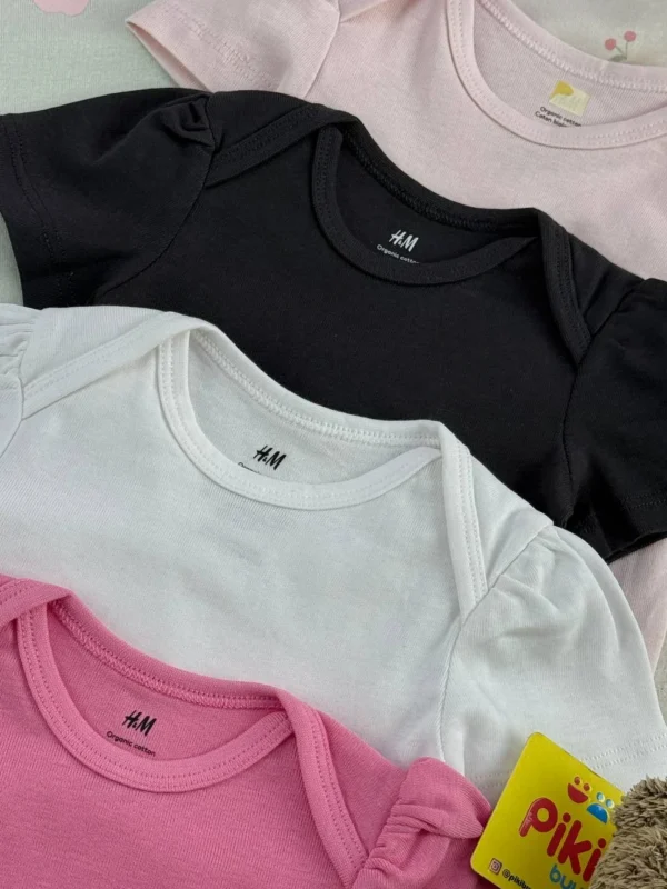 جزئیات سرشانه پفی و آستین بادی نوزادی پنبه ارگانیک H&M با طرح‌های ظریف میوه مانند سیب، گلابی و گیلاس