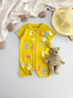رامپر نوزادی Lindex طرح خرگوش زمینه انبه‌ای همراه با عروسک خرس و کلاه حصیری