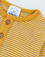 نمای نزدیک یقه، دکمه‌های جلو و برچسب بادی آستین بلند راه‌راه Baby Go