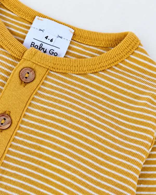 نمای نزدیک یقه، دکمه‌های جلو و برچسب بادی آستین بلند راه‌راه Baby Go
