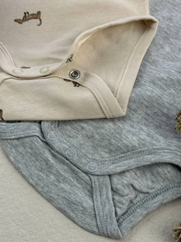 دکمه‌های فشاری ایمن فاق و دوخت تمیز لبه بادی نوزادی H&M با طرح سگ داشوند و رنگ طوسی ملانژ