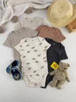 ست کامل بادی آستین کوتاه نوزادی H&M در رنگ‌های خاکی با طرح لاک‌پشت همراه با کلاه حصیری، عروسک خرس و کفش نوزادی