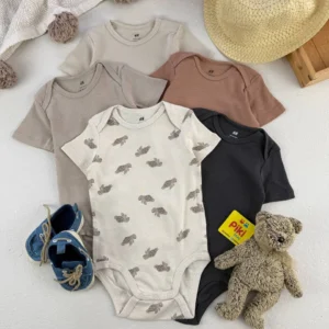 ست کامل بادی آستین کوتاه نوزادی H&M در رنگ‌های خاکی با طرح لاک‌پشت همراه با کلاه حصیری، عروسک خرس و کفش نوزادی