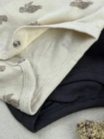 دکمه‌های فشاری ایمن فاق و دوخت تمیز لبه بادی نوزادی H&M با طرح لاک‌پشت برای تعویض آسان پوشک