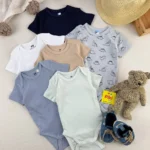ست کامل بادی آستین کوتاه نوزادی پسرانه H&M با طرح دایناسور همراه با کلاه حصیری، عروسک خرس و کفش نوزادی