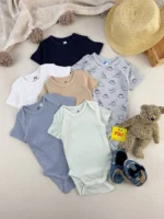 ست کامل بادی آستین کوتاه نوزادی پسرانه H&M با طرح دایناسور همراه با کلاه حصیری، عروسک خرس و کفش نوزادی