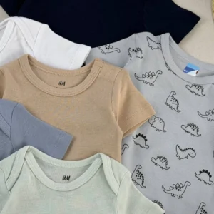 لوگوی اورجینال H&M و برچسب پنبه ارگانیک روی یقه بادی آستین کوتاه نوزادی پسرانه