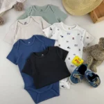 ست کامل بادی آستین کوتاه نوزادی پسرانه H&M در ۵ رنگ با طرح وسایل نقلیه همراه با کلاه حصیری، عروسک خرس و کفش نوزادی